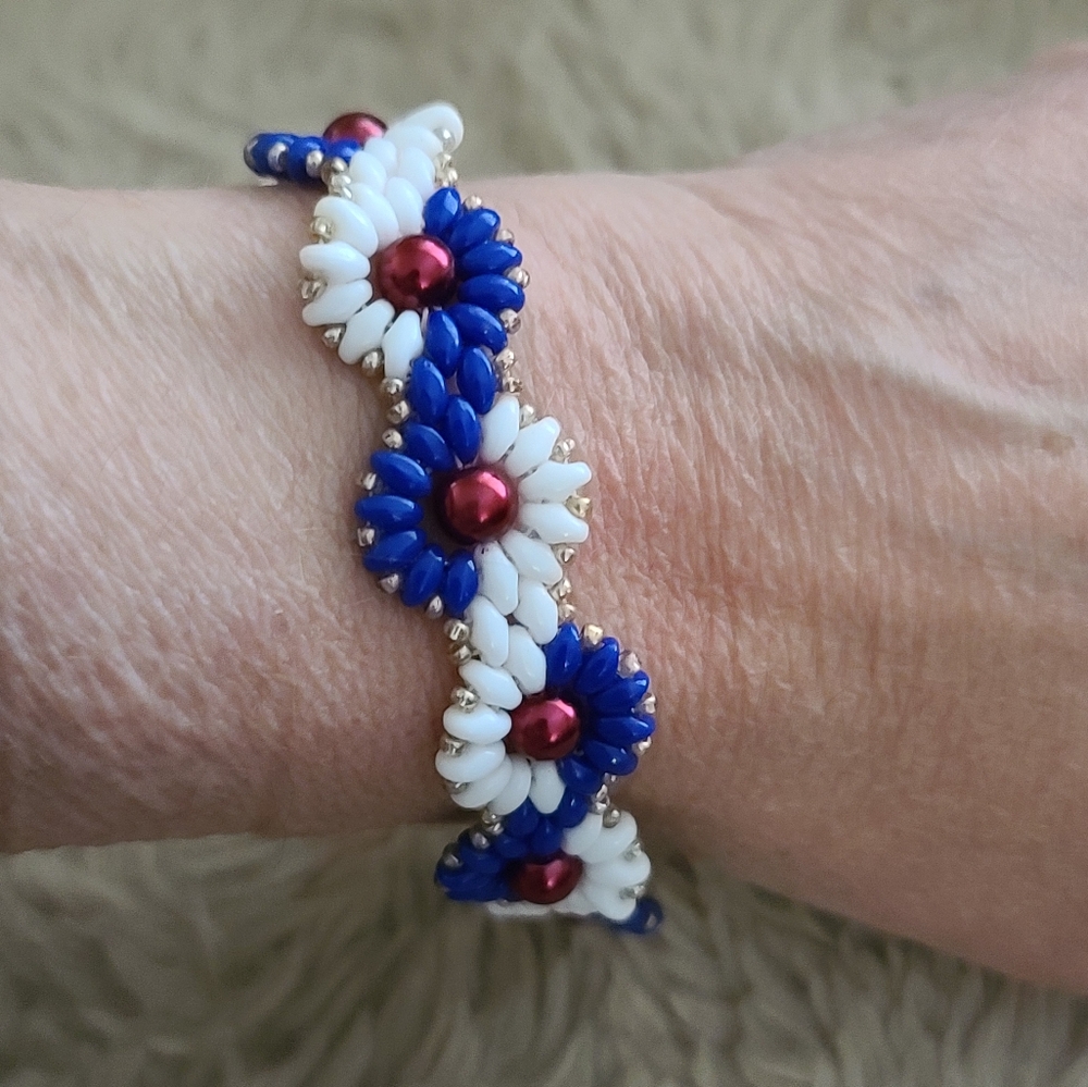 Hand Crafted Daisy Chain Flower Bracelet - Picture 1 of 6